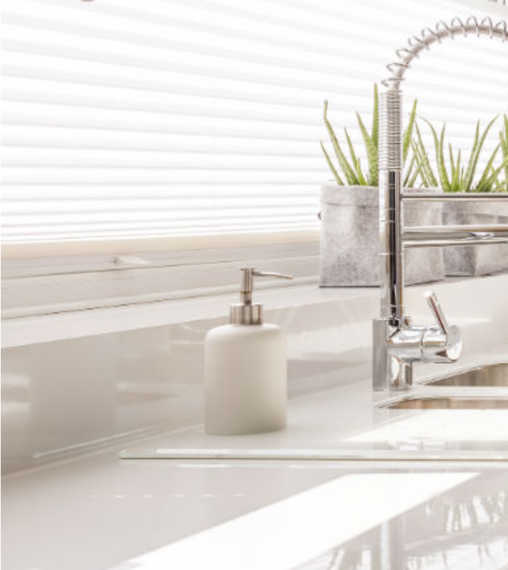 Non-paraffinic polyester finish
